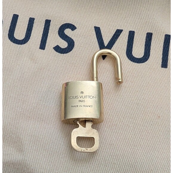 Authentic LOUIS VUITTON Padlock & Key Gold Tone Brass No.303 - Picture 4 of 6